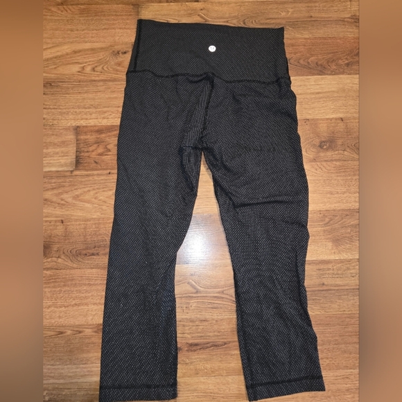 Lululemon black and White Patterned Crop Leggings Size 6, Foldable - Picture 5 of 5